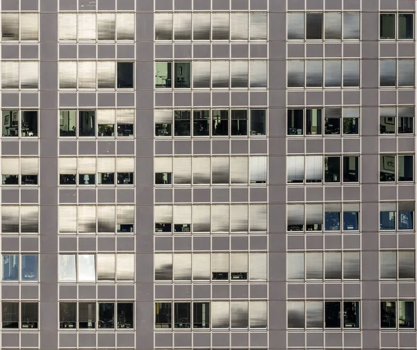 Padrão de fachada de escritório com janelas e persianas — Fotografia de Stock