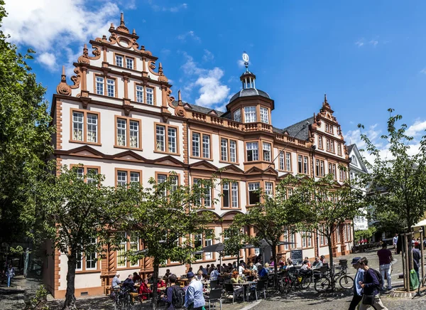 Old Historic Gutenberg Museum met blauwe hemel in Mainz — Stockfoto