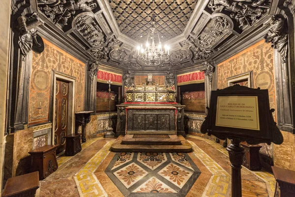 Interieur van de beroemde kathedraal van Milaan - Duomo — Stockfoto