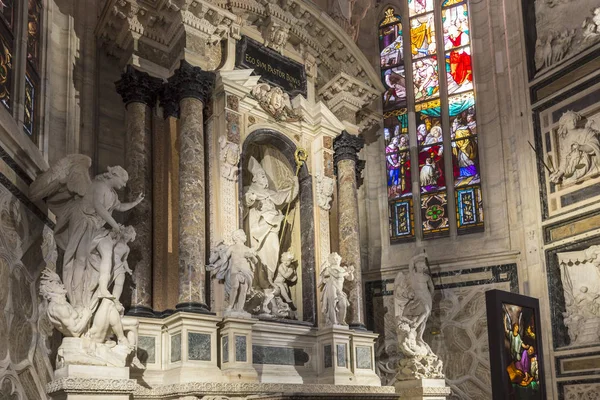著名的米兰大教堂-教堂的内部 — 图库照片