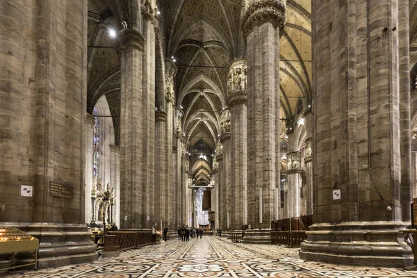 Інтер'єр знаменитого Міланського собору - Дуомо — стокове фото