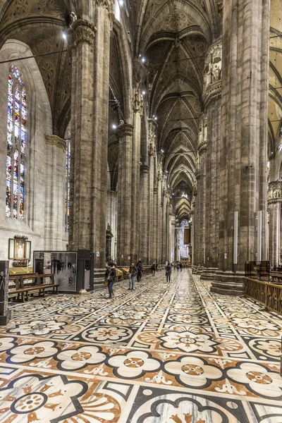 Interior de la famosa Catedral de Milán - Duomo —  Fotos de Stock