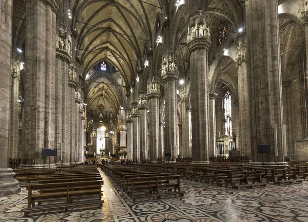 Εσωτερικό της διάσημο καθεδρικό ναό του Μιλάνου - Duomo — Φωτογραφία Αρχείου