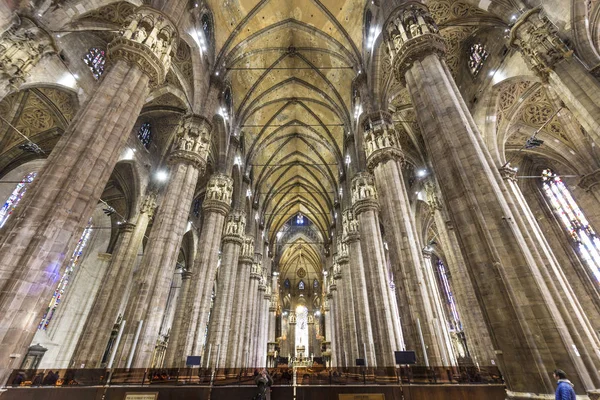 Interieur van de beroemde kathedraal van Milaan - Duomo — Stockfoto