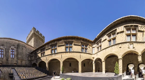 Люди посещают Chateau de l Emperi в Salon de Provence — стоковое фото