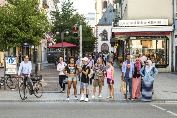 People in the pedestrian zone wait for green go signal — Stock Photo, Image