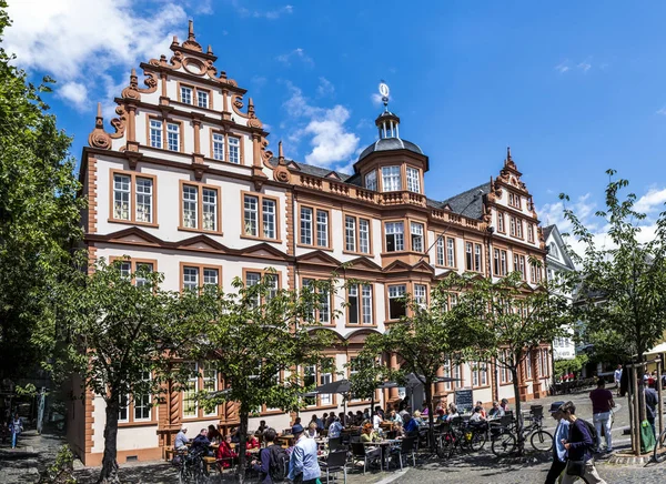 Stare historyczne Muzeum Gutenberga z niebieski niebo w Mainz — Zdjęcie stockowe