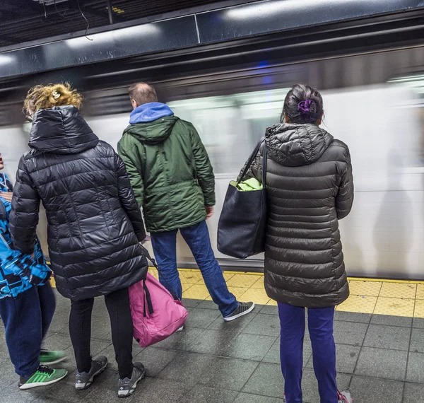 New York'ta bir metro istasyonunda insanlar bekler