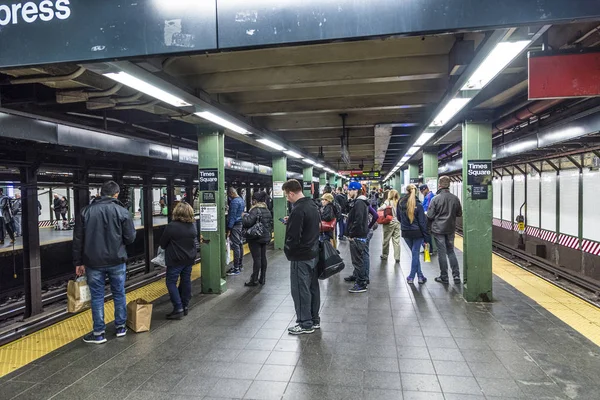 Mensen wachten op een metrostation van de in New York — Stockfoto