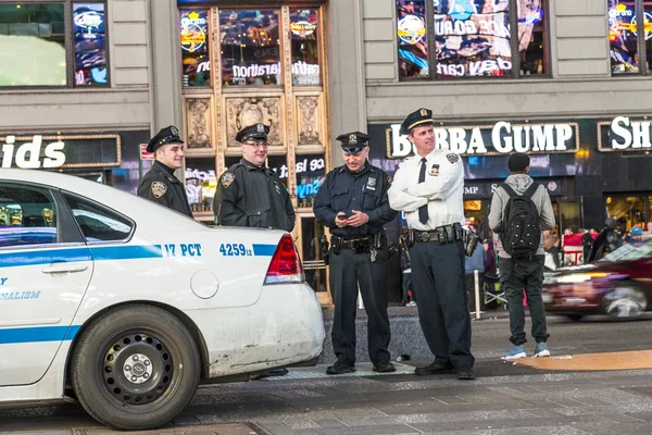 警察夜间在纽约时报广场关注 — 图库照片