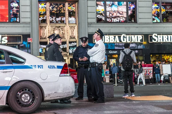 A polícia presta atenção às vezes quadrada à noite — Fotografia de Stock