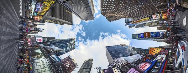 Människor besöker Times Square, skisserat med Broadway teatrarna och h — Stockfoto