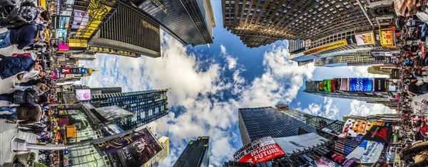 Människor besöker Times Square, skisserat med Broadway teatrarna och h — Stockfoto