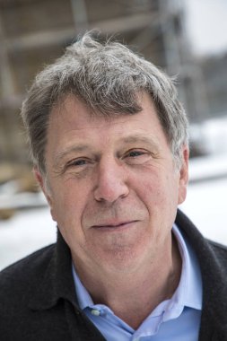 Yakışıklı orta yaşlı adam açık hava portresi