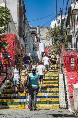 insanlara Selaron Lapa ve Santa Teresa bağlanma adımları