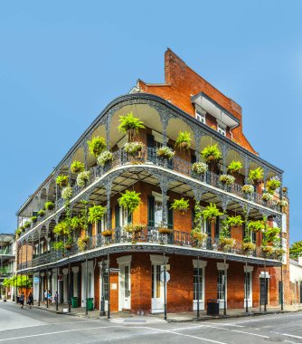 İnsanlar tarihi binada French Quarter'da yer ziyaret edin.