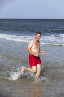 Kumsalda yürüyen yakışıklı adam