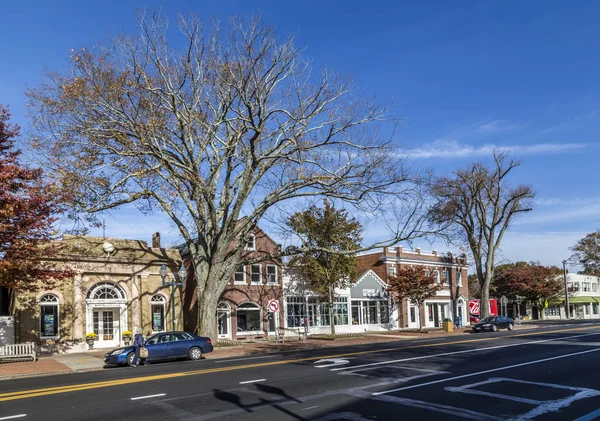 Visa till Main street i East Hampton med gamla viktorianska trä bu — Stockfoto