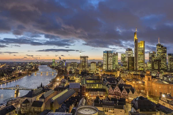 Skyline von Frankfurt am Main am Abend — Stockfoto