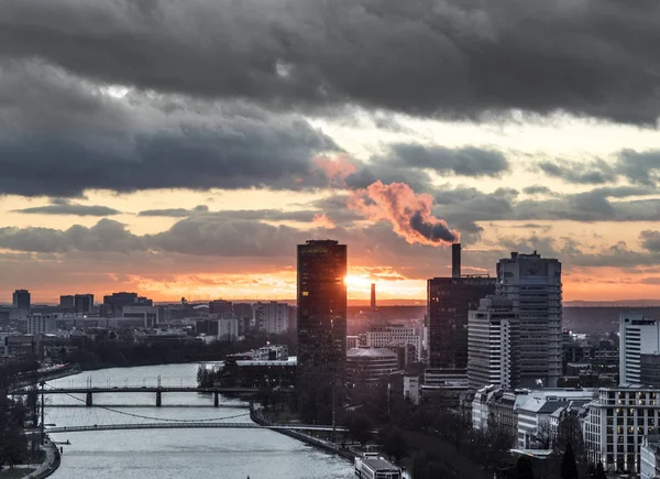 夕方にはフランクフルト ・ アム ・ マインのスカイライン — ストック写真