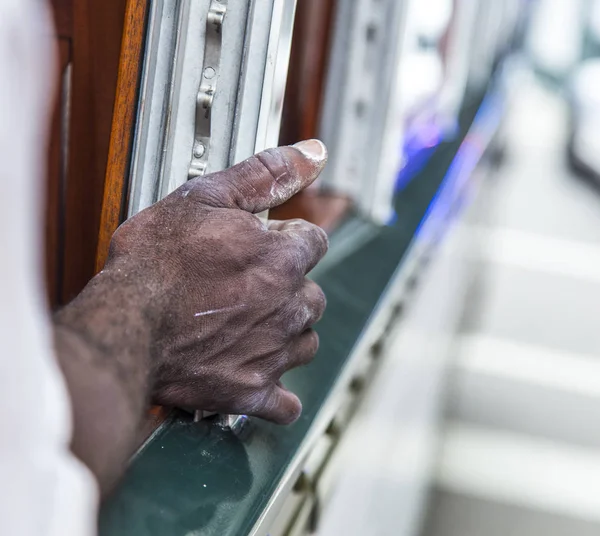Svart mans hand på ett räcke av en streetcar i New Orleans — Stockfoto