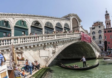Venedik'teki Rialto Köprüsü altında tekne turist binmek