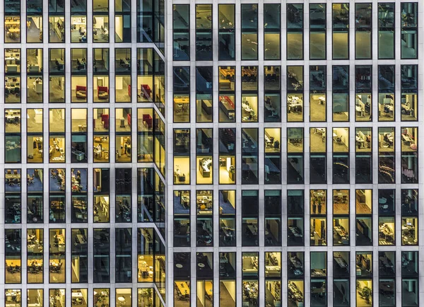 Fachada de um edifício de escritórios em Frankfurt à noite — Fotografia de Stock