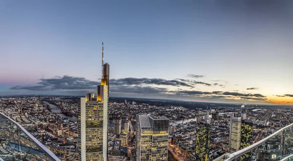 Skyline de Frankfurt com rio Main e arranha-céus — Fotografia de Stock