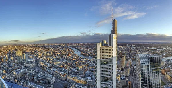 Panoramę Frankfurtu z rzeki Men i drapacze chmur — Zdjęcie stockowe