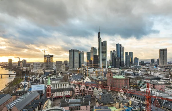 Panoramę Frankfurtu nad Menem wieczorem — Zdjęcie stockowe