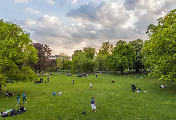 Mensen zijn ontspannen in openbare stadspark in Wenen, Oostenrijk — Stockfoto