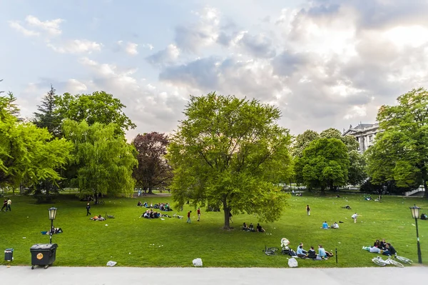Ludzie są relaksujące w publicznym parku w Wiedniu, Austria — Zdjęcie stockowe