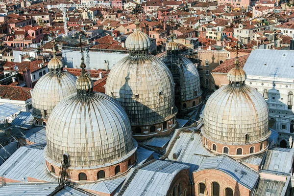 Vue sur le toit de San Marco et la ville de Venise — Photo