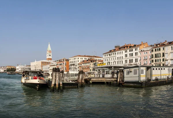 Campanile di San Marco torre na Praça San Marco e ferr — Fotografia de Stock