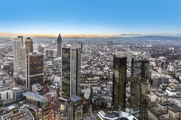 Skyline van Frankfurt met de rivier de Main en wolkenkrabbers — Stockfoto