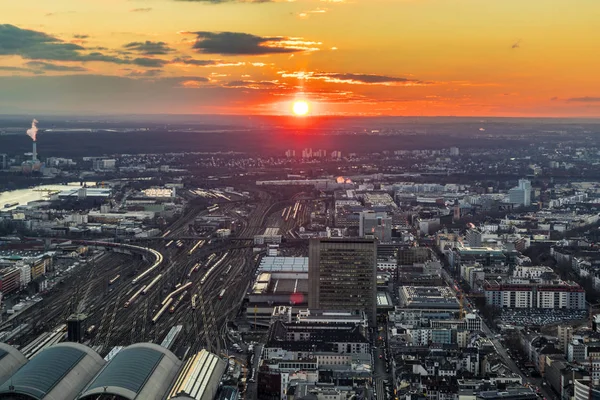 Skyline Frankfurt Main Nehri ve gökdelenler ile — Stok fotoğraf