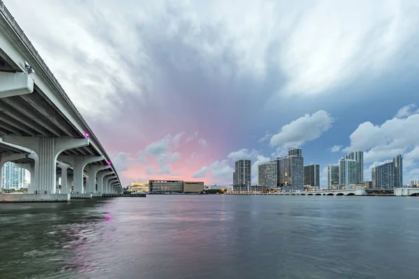 Miami şehir manzarası panorama alacakaranlıkta — Stok fotoğraf