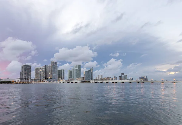 Miami city skyline panorama i skymningen — Stockfoto