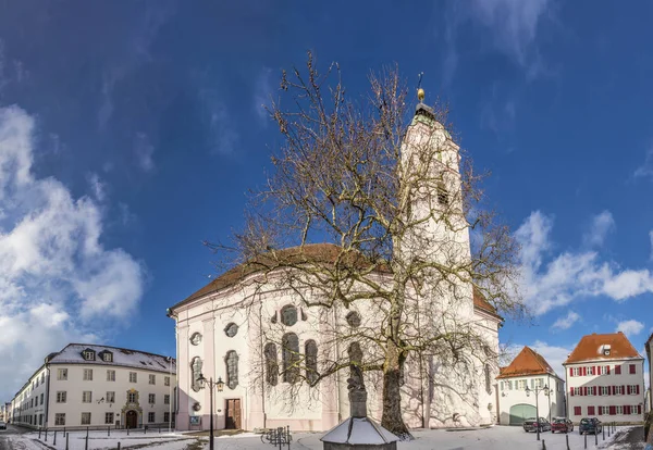 Vue sur l'église de notre pays dans la petite ville de Guenzburg en Bavière — Photo