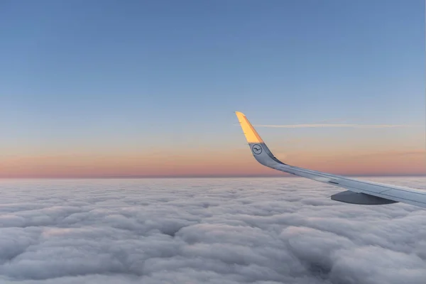 Sol en el ala de un avión que vuela al amanecer — Foto de Stock