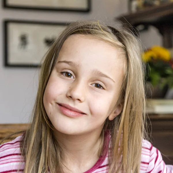 Usmívající se roztomilá mladá dívka s hnědé dlouhé vlasy — Stock fotografie