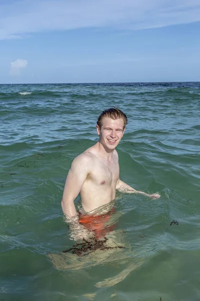 Tonårspojke har simning i havet — Stockfoto