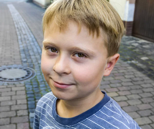 Beau mignon jeune sourire garçon — Photo