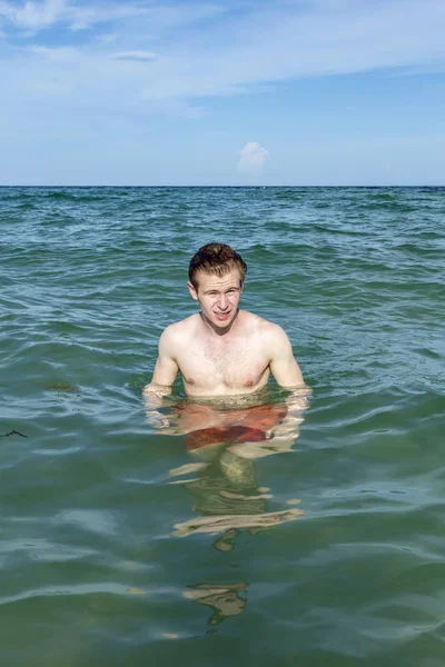 Dospívající chlapec má plavání v oceánu — Stock fotografie