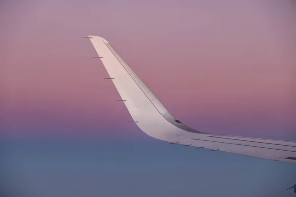 Sol na asa de uma aeronave voando ao nascer do sol — Fotografia de Stock