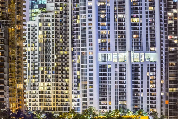 Visa att lägenheterna på fasaden av skyskrapan på sunny — Stockfoto