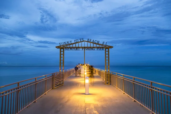 Newport fishing pier by night with shadows of peopl — Stock Photo, Image