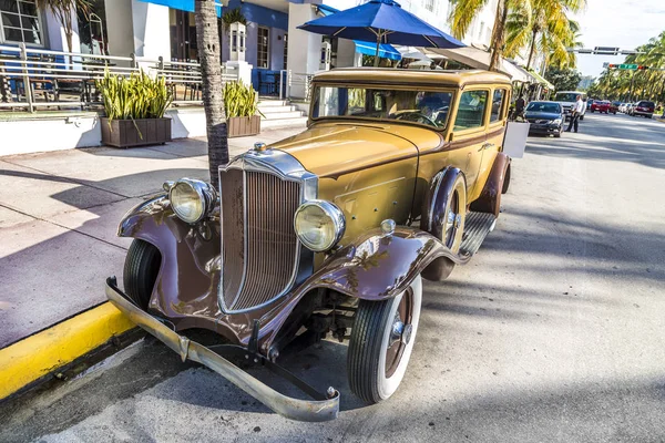 Estatua de Humprey Bogart como conductor en un viejo coche de época p — Foto de Stock