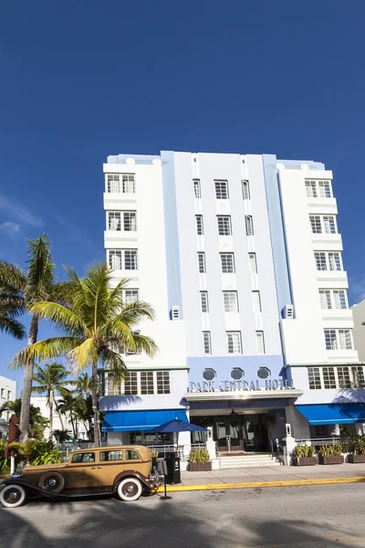 Gamla veteranbilar står framför art deco Park central hotel — Stockfoto