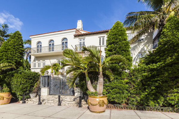 Особняк Версаче на Оушен-драйв
